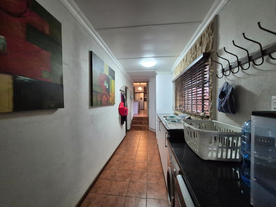 5 Bedroom Property for Sale in Langenhovenpark Free State